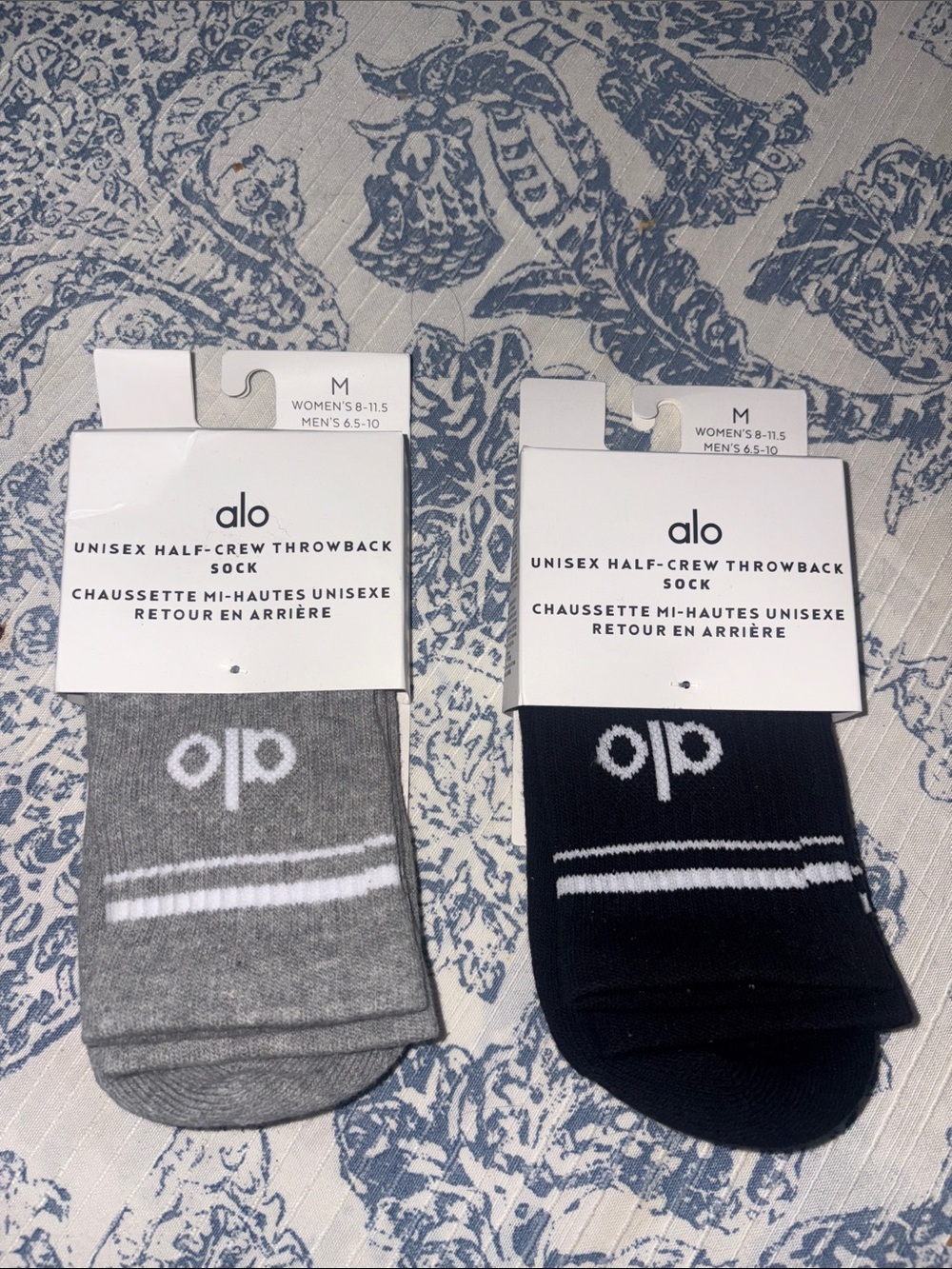 ALO Yoga  Unisex Half-Crew Throwback Socks - Gray & Blac
